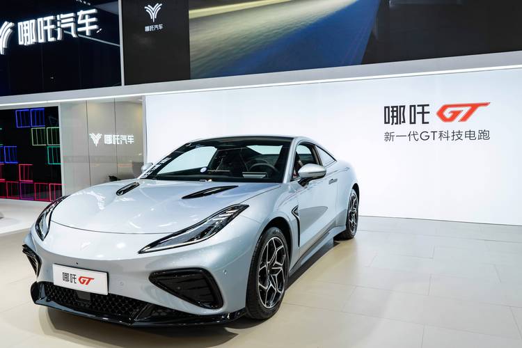 广州37哪吒汽车在智能汽车领域的表现，领途汽车在新能源汽车市场中的影响力